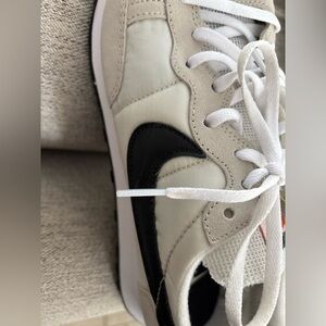 Nike challenger sneakers